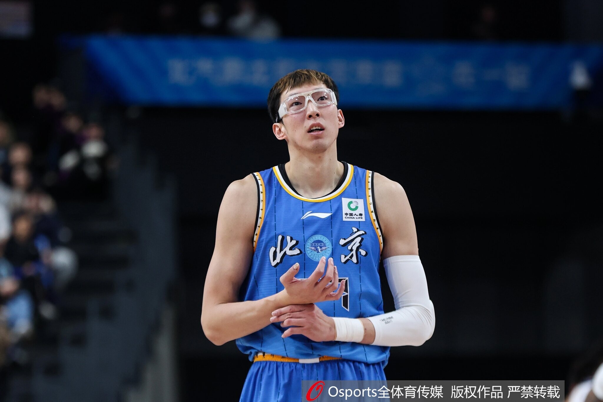 kaiyun-这场打得像外援！周琦终结十分高效 砍下23分13板&amp;抢到7前场板